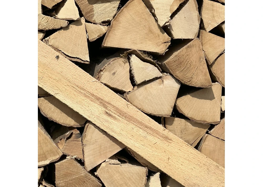 &nbsp;LKW Ladung mit 22 Paletten je 2RM Kaminholz-Brennholz aus Hartholz.