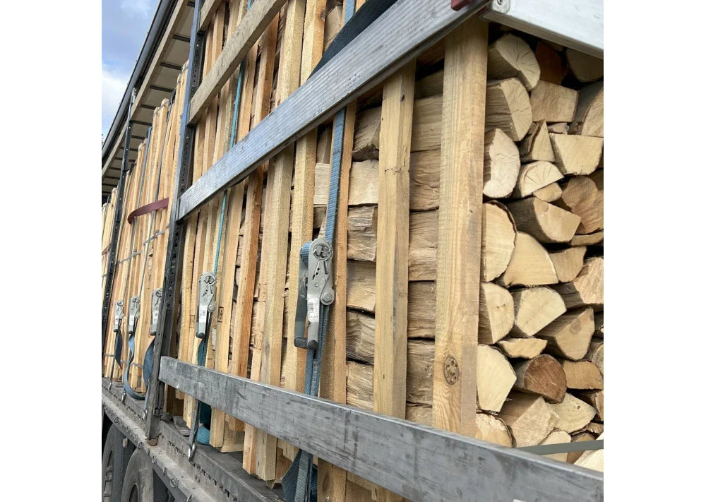 &nbsp;LKW Ladung mit 22 Paletten je 2RM Kaminholz-Brennholz aus Hartholz.