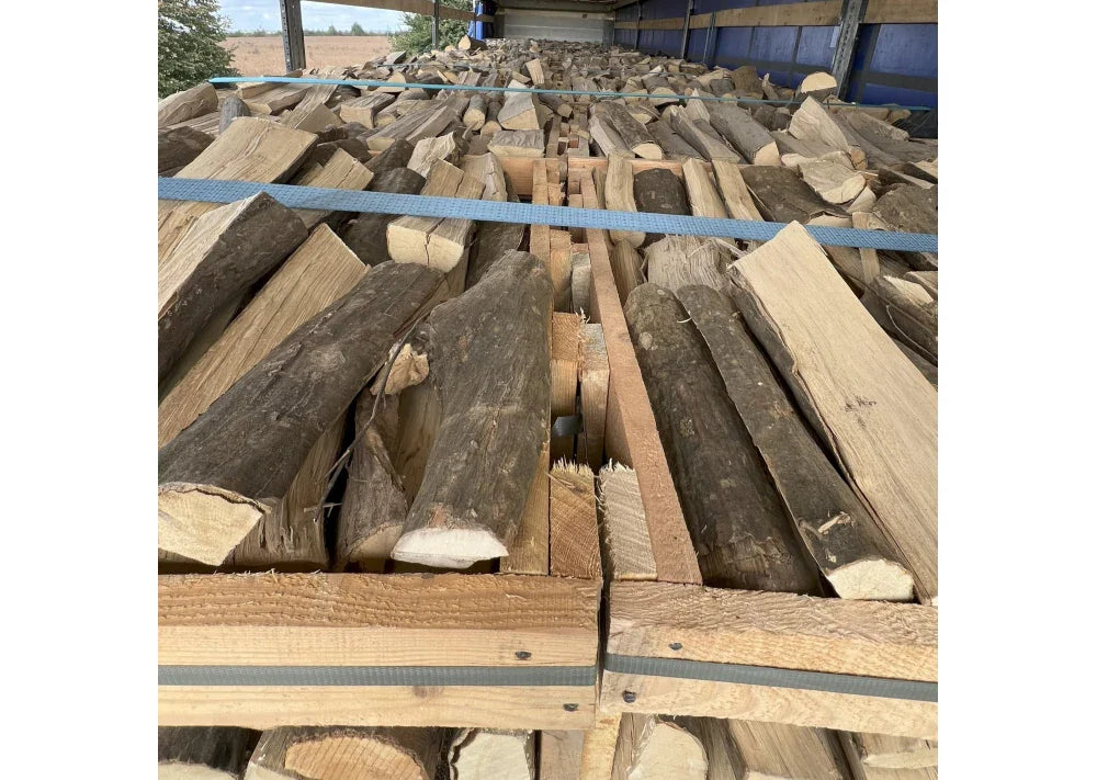 &nbsp;LKW Ladung mit 22 Paletten je 2RM Kaminholz-Brennholz aus Hartholz.