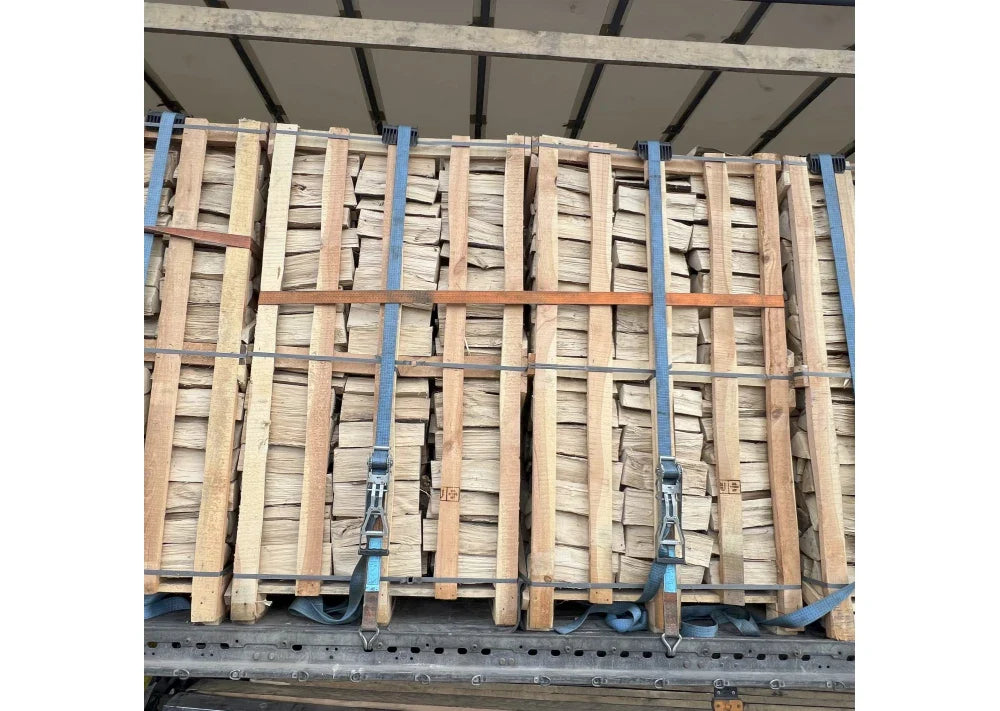 &nbsp;LKW Ladung mit 22 Paletten je 2RM Kaminholz-Brennholz aus Hartholz.