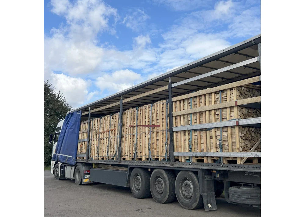 &nbsp;LKW Ladung mit 22 Paletten je 2RM Kaminholz-Brennholz aus Hartholz.